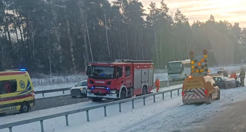 Zdjęcie: Samochód uderzył w barierki na S17 w kierunku Lublina