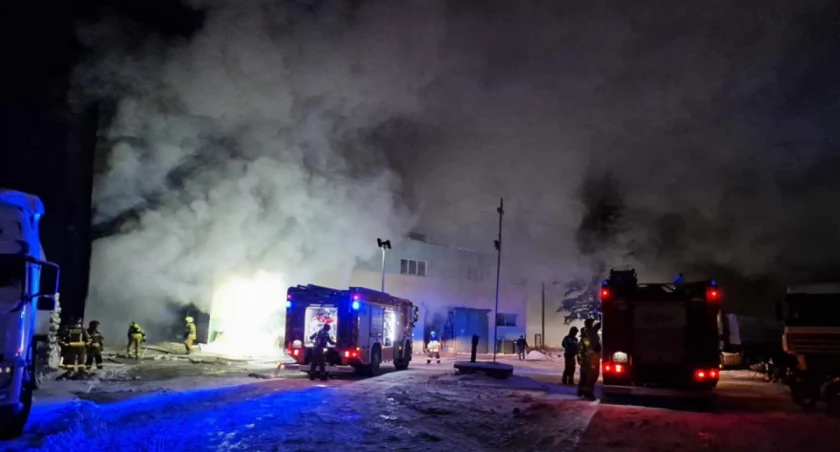 Zdjęcie: Olbrzymi pożar hurtowni z odzieżą używaną i bardzo trudne warunki akcji strażaków!