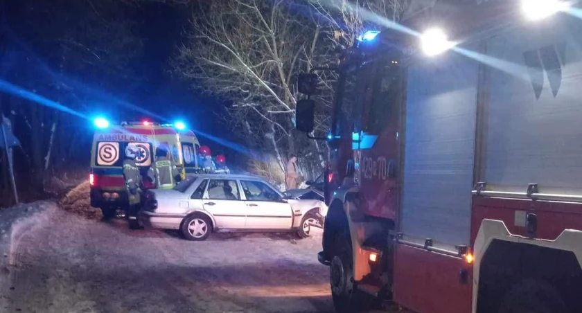 Zdjęcie: Śliska nawierzchnia, utrata panowania nad pojazdem i zderzenie bmw z volvo