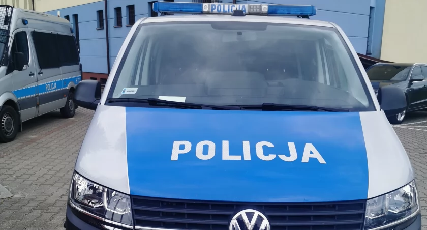 Zdjęcie: Policjanci identyfikują zwłoki mężczyzny. Mundurowi proszą o pomoc mieszkańców