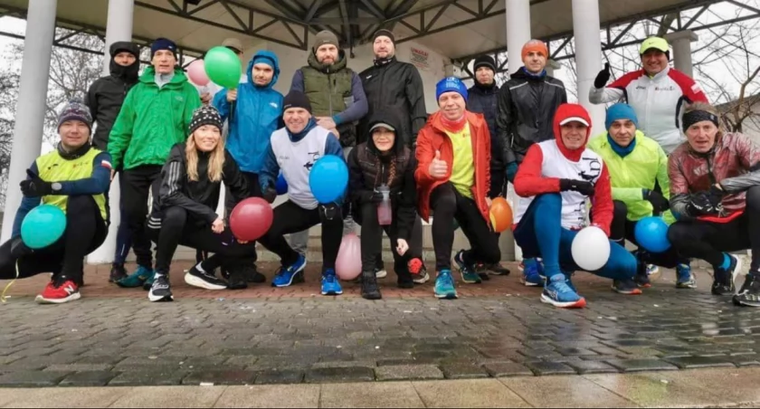 Fot. Uczestnicy Biegu Noworocznego na wspólnym zdjęciu