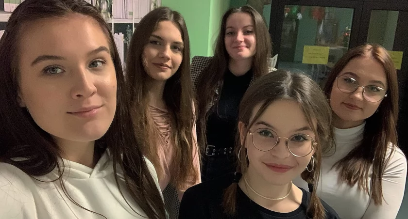 Zdjęcie: Nastolatki z Ekonomika zachęcają do śledzenia postów na Instagramie