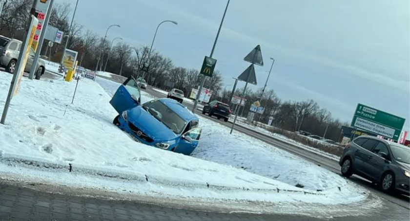 Zdjęcie: Kierowca volvo przy stacji Shell zjechał do rowu