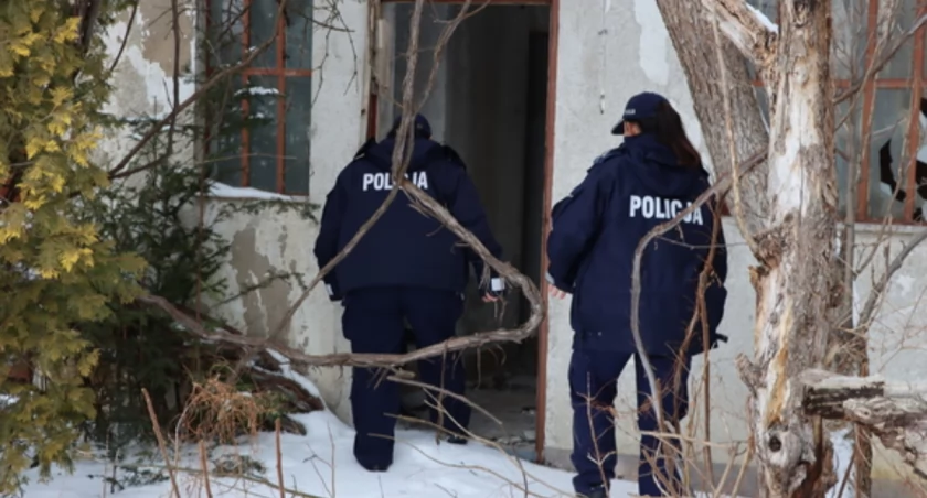 Zdjęcie: Policjanci i pracownicy socjalni pomogli mężczyźnie, któremu groziło wychłodzenie