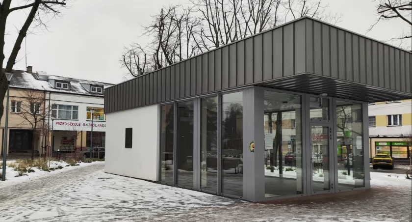 Zdjęcie: Nowoczesny, przeszklony budynek usługowy usytuowany jest w centrum Skweru Solidarności