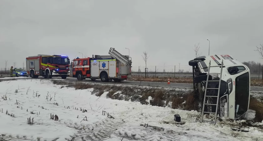 Zdjęcie: Bus wjechał do rowu na serwisówce drogi S17 w Mrokowie Fot. OSP KORYTNICA