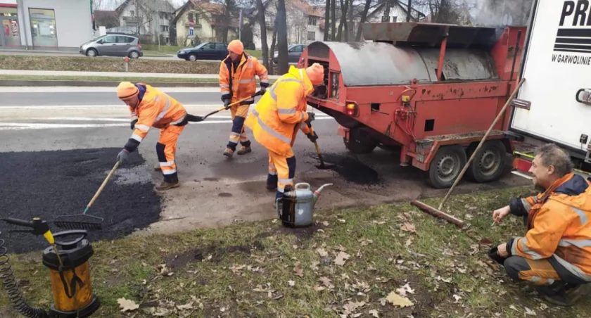 Zdjęcie: Dziury w miejskich drogach są uzupełniane doraźnie