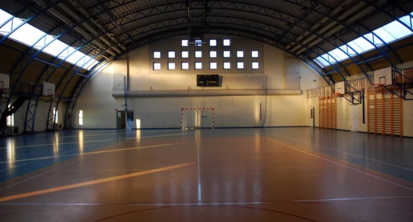 Zdj.  Hala sportowa w Sobolewie przejdzie modernizację dzięki środkom, które pozyskał samorząd powiatu
