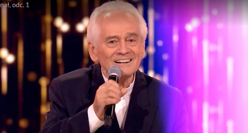 Zdjęcie: Tadeusz talarek w sobotnim show jury zachwycił piosenką Macieja Kossowskiego „Wakacje z blondynką” (fot. vod.tvp.pl/skrin)