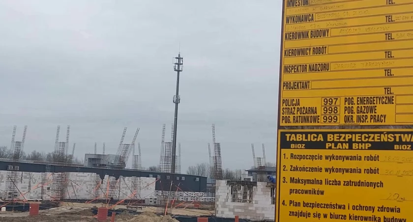Zdjęcie: Budynek komendy straży i JRG w stanie surowym zamkniętym ma być gotowy w 2025r.