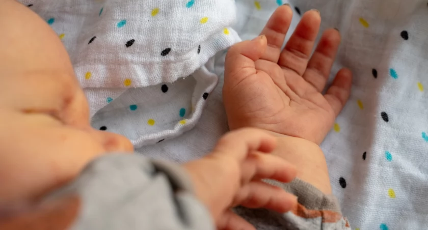 Zdjęcie: PILNE! Porzucone po porodzie przez matkę niespełna miesięczne niemowlę potrzebuje pilnie pieczy zastępczej