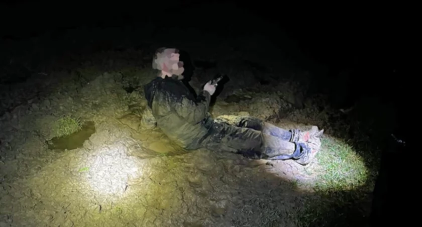 Zdjęcie: 30-latek zgubił się w lesie i wpadł w grzęzawisko. Wtedy zadzwonił po pomoc