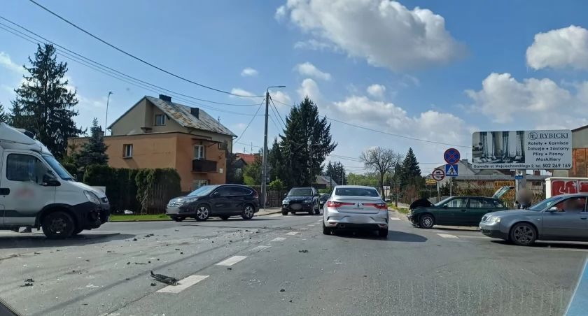 Zdjęcie: Do kolizji trzech aut doszło na ulicy Stawki, w rejonie skrzyżowania 