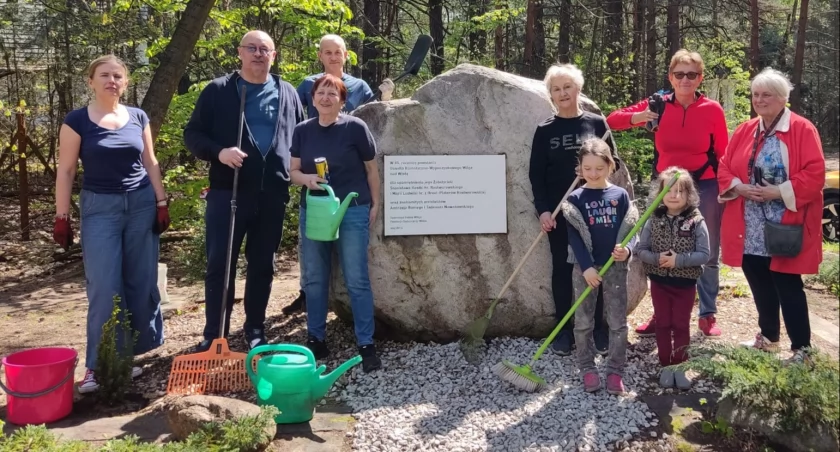 Zdjęcie: Grupa sąsiadów z Osiedla Wilga spotkała się w ważnym miejscu w 10. rocznicę odsłonięcia obelisku
