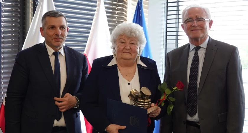 Zdjęcie: Teresa Bąk po ponad 21 latach pożegnała się z pracą w samorządzie. Na zdj. ze starostą Mirosławem Walickim (z lewej) i przewodniczącym rady powiatu Waldemarem Trzaskowskim