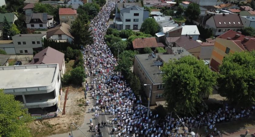 Zdjęcie: Dzisiejsza procesja Bożego Ciała z parafii pod wezwaniem Przemienienia Pańskiego w Garwolinie przyciągnęła tłumy wiernych