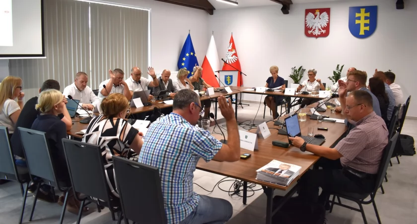 Fot. Na zdjęciu radni Rady Miejskiej w Pilawie głosują za udzieleniem absolutorium burmistrzomi 