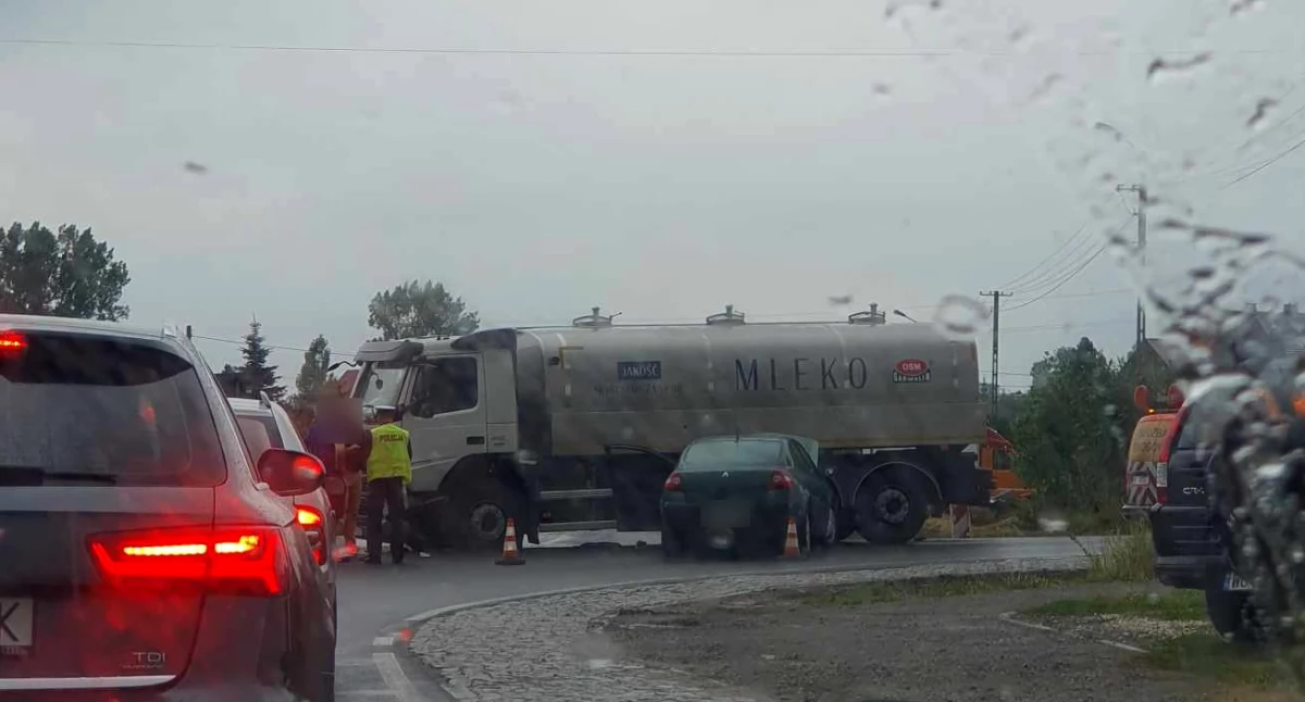 Wypadki drogowe , Zderzenie osobówki cysterną mleka - zdjęcie, fotografia