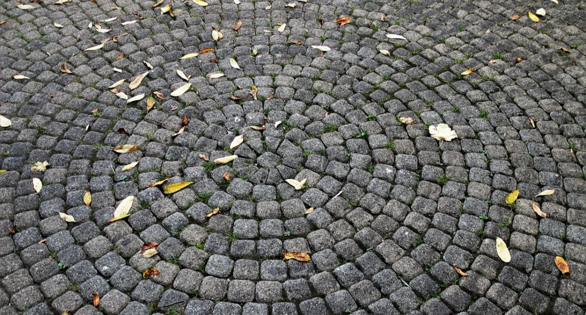 Sprawy kryminalne , Wykończył podwórko kradzioną kostką ozdobnymi kamieniami - zdjęcie, fotografia