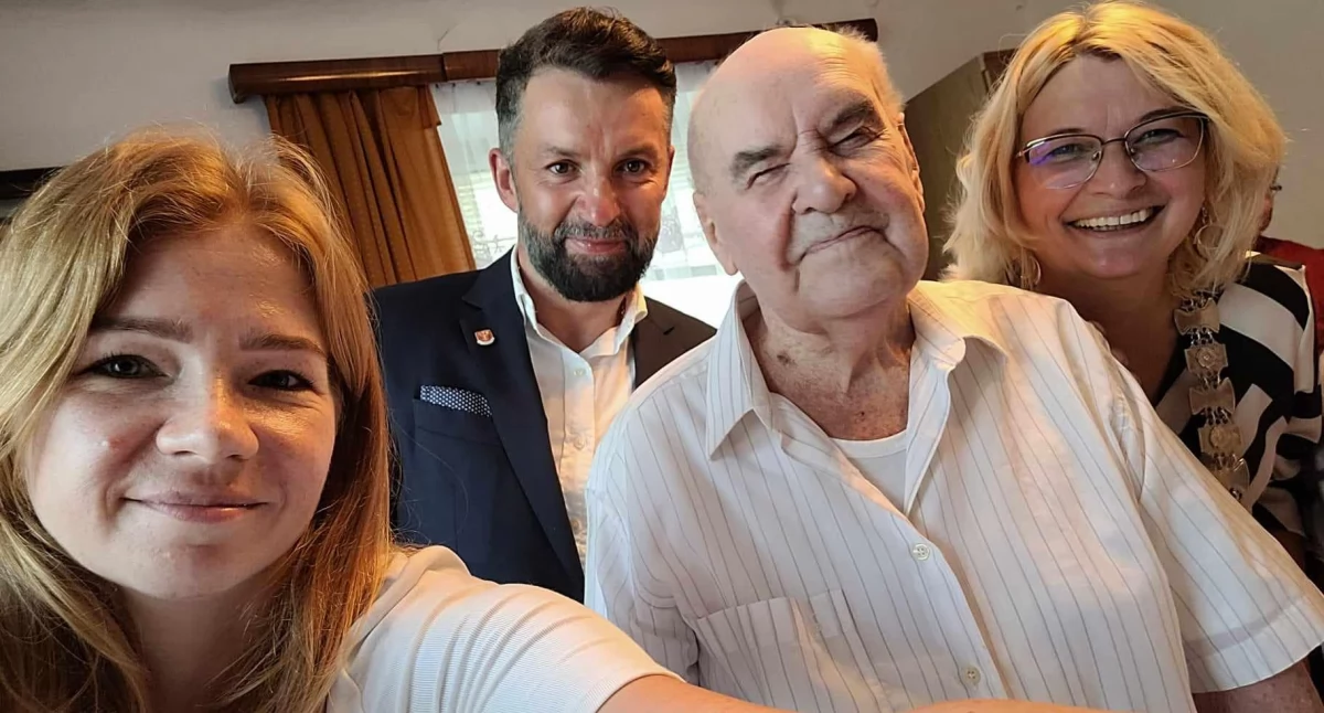 Zdjęcie: Podczas wyjątkowej, urodzinowej uroczystości nie zabrakło selfie z przedstawicielami miasta Garwolin