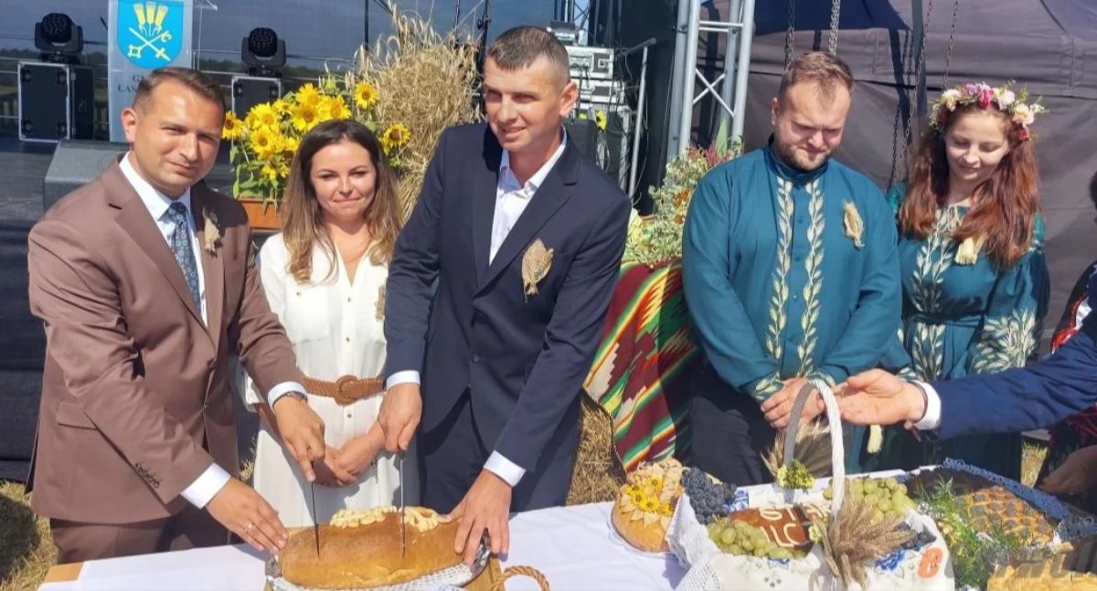 Inne Powiat, Świętują zakończenie żniw Wieczorem zagra Milano - zdjęcie, fotografia