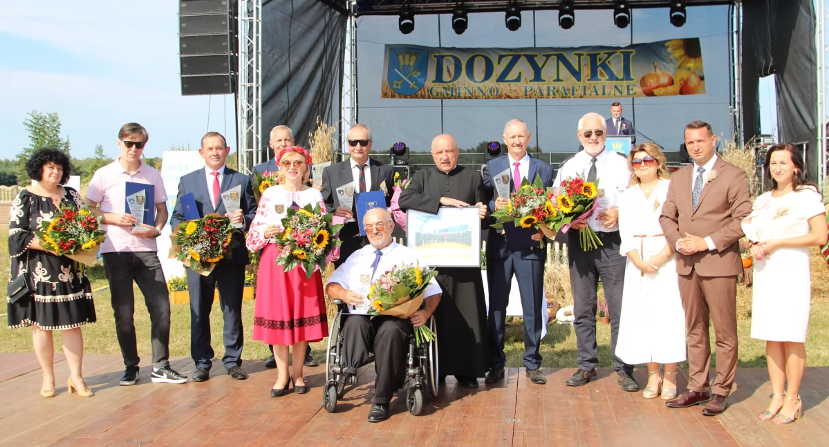 Uroczystości Powiat, Zasłużeni honorowy obywatel odebrali statuetki - zdjęcie, fotografia