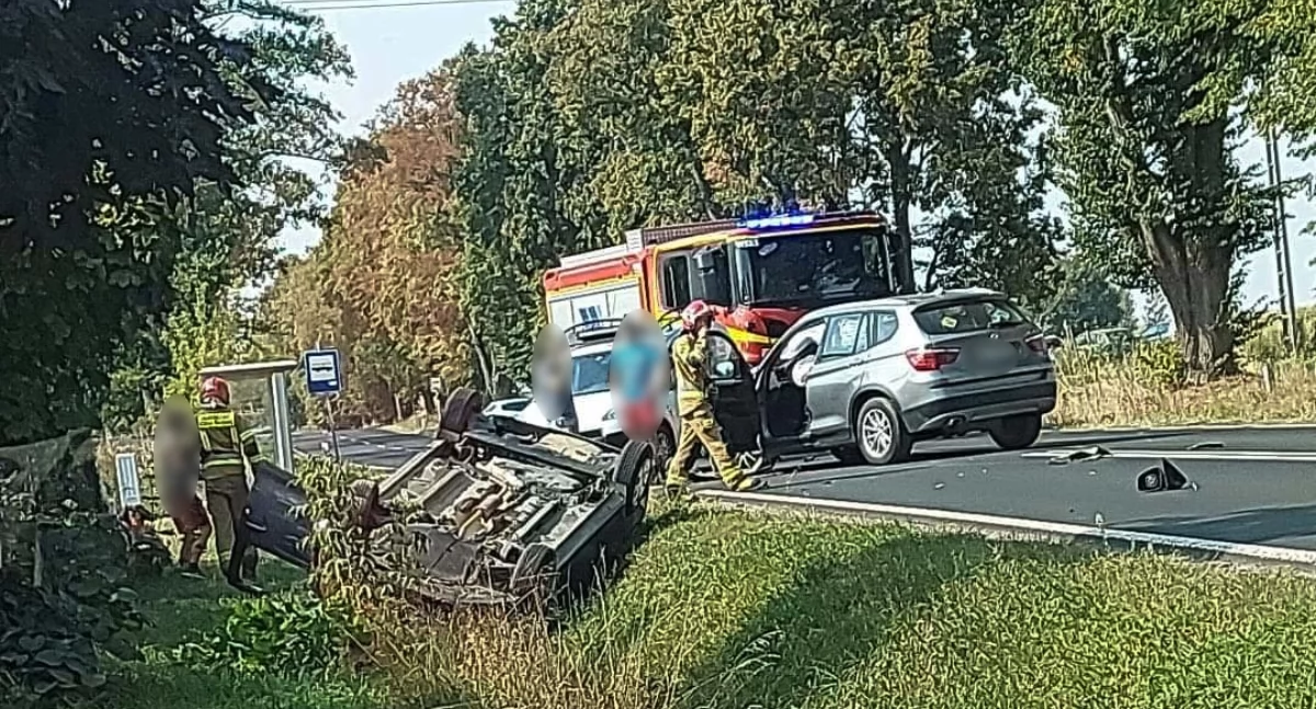 Wypadki drogowe , Dachowanie drodze krajowej! Występują utrudnienia - zdjęcie, fotografia
