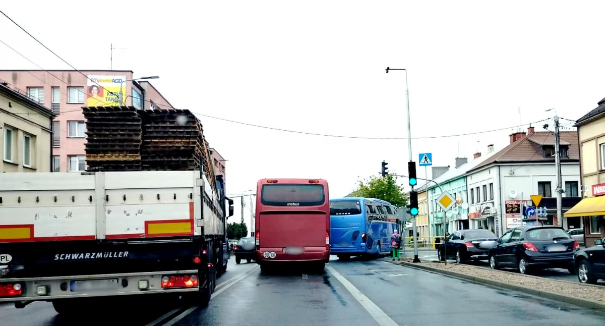 Wypadki drogowe , Autobus zaczepił drugiego Kierowcy dogadali przed przyjazdem policji - zdjęcie, fotografia