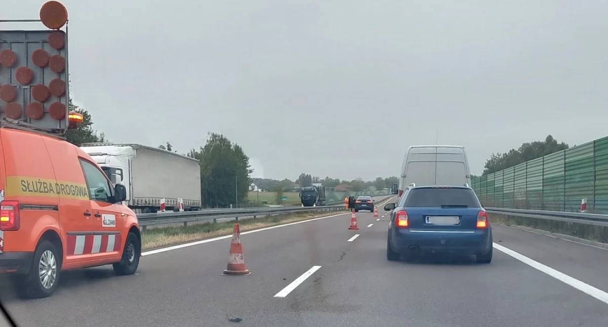 Wypadki drogowe , Wjechał leżące koło ciężarówki - zdjęcie, fotografia
