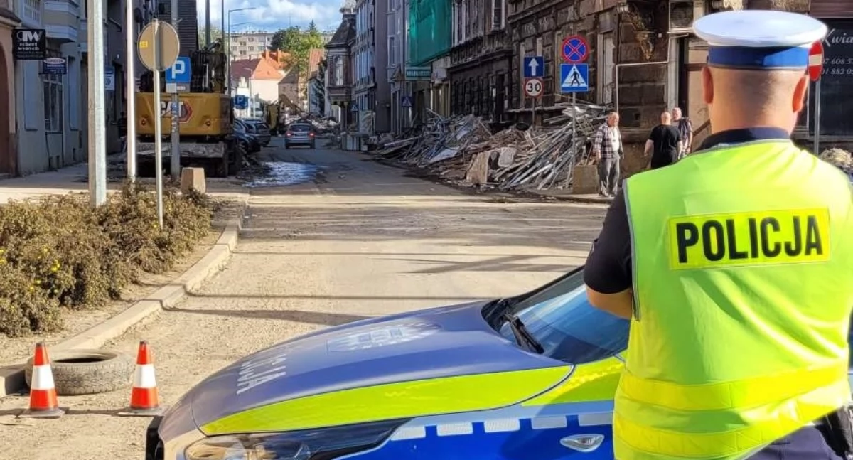 Komunikaty policji , policjanci terenach objętych powodzią rutyny - zdjęcie, fotografia