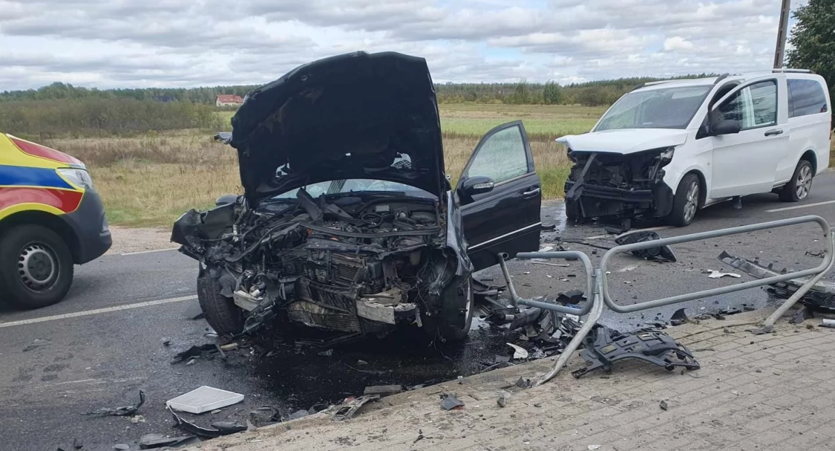 Wypadki drogowe , Czołowe zderzenie mercedesów mężczyźni szpitalu - zdjęcie, fotografia