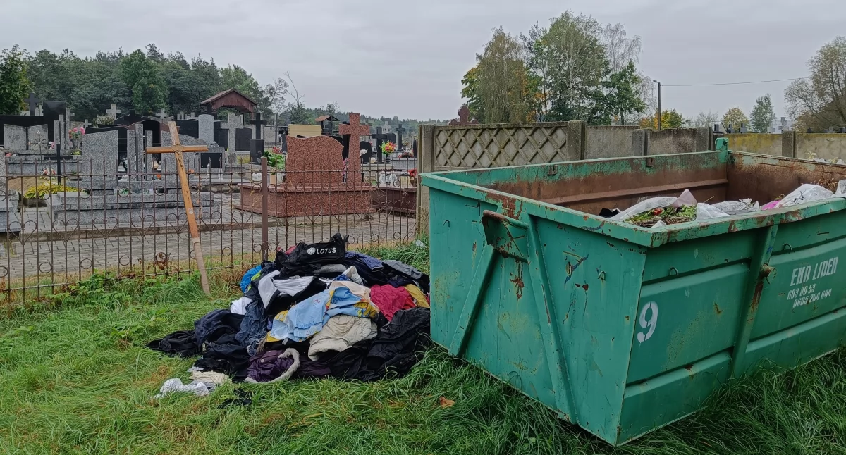 Inne Powiat, wyrzucił cmentarzu stare ubrania butelki piwie Proboszcz prosi informacje - zdjęcie, fotografia