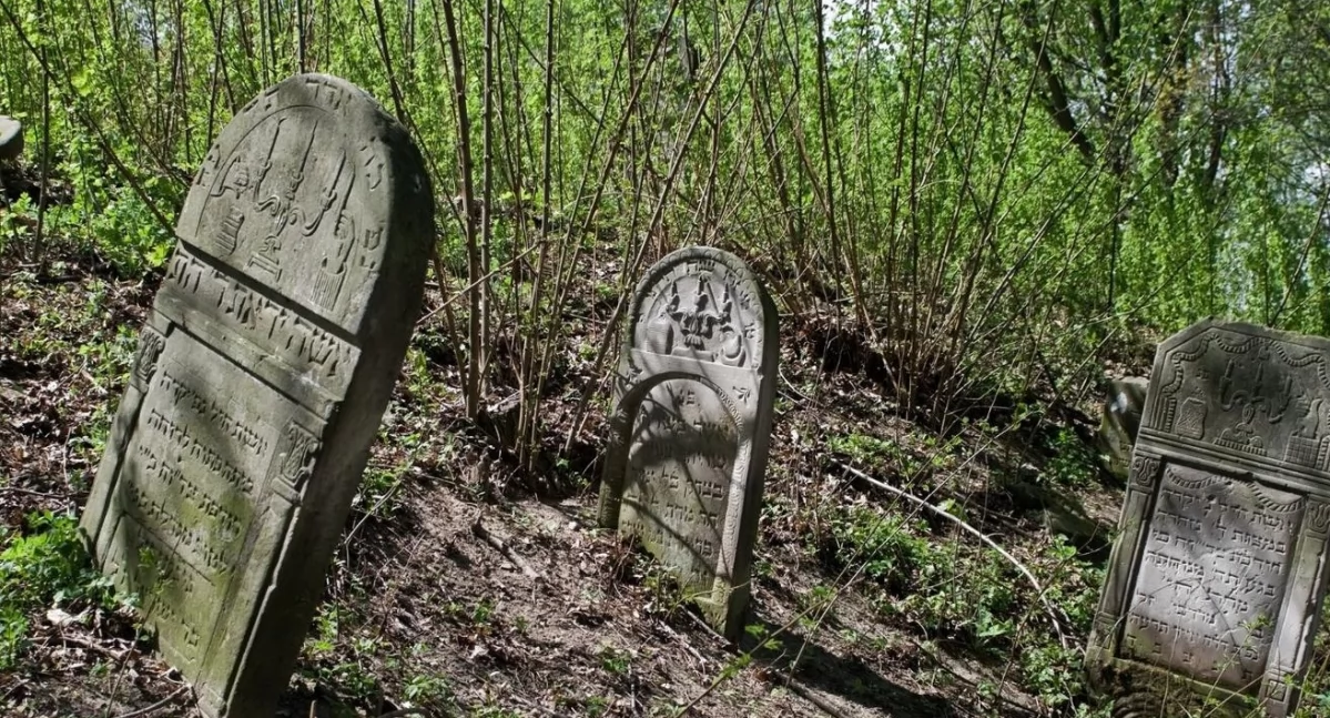 W Powiecie, Ekspert Komisji Rabinicznej Cmentarzy Żydowskich odwiedzi powiat - zdjęcie, fotografia