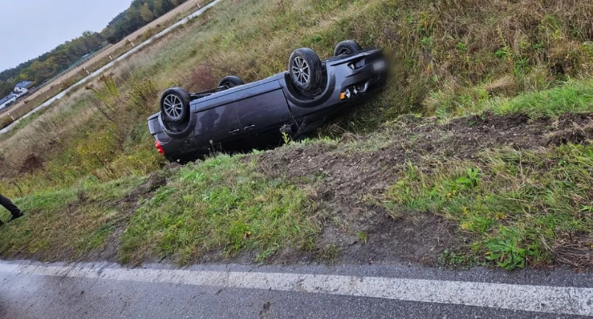 Wypadki drogowe , Kobieta jechała dwójką dzieci Samochód dachował - zdjęcie, fotografia