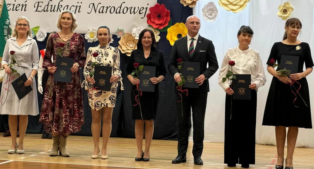 Inne Miejskie, Nagrody burmistrza medale rozdane! Miejskie obchody Edukacji Narodowej - zdjęcie, fotografia