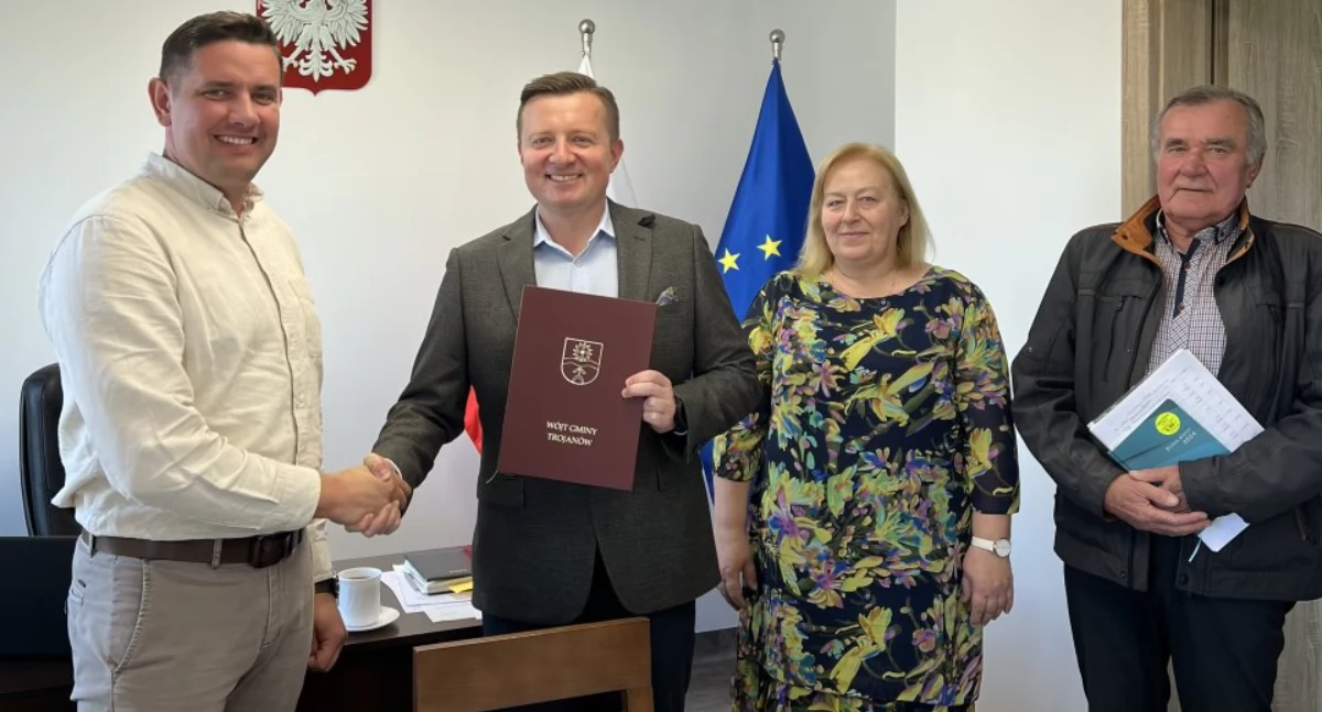 Inwestycje Powiat, nawierzchnia Trojanowie podpisano umowę przebudowę drogi - zdjęcie, fotografia