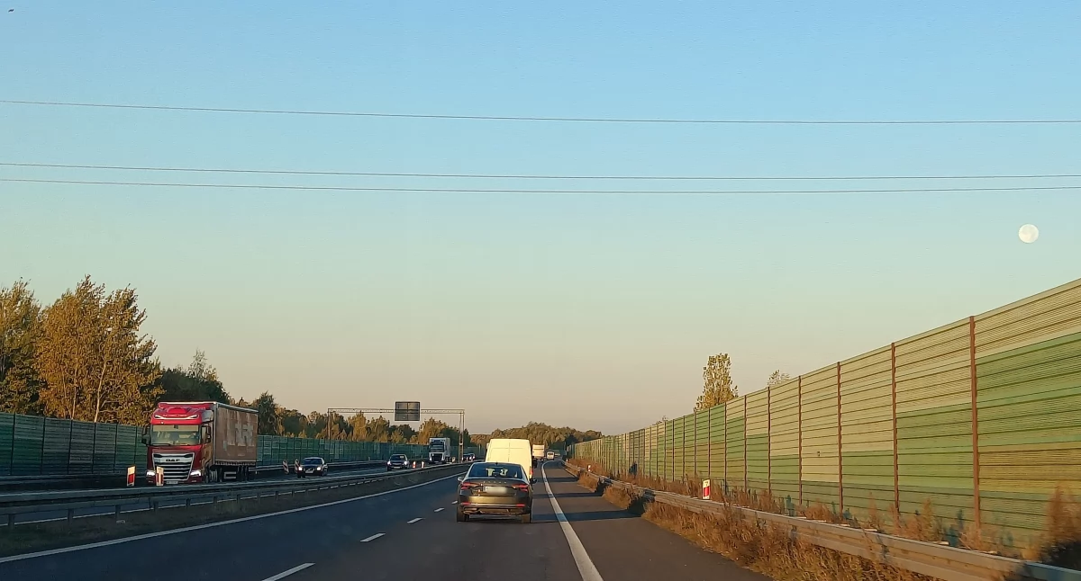 Inne Powiat, Szedł pieszo drogą ekspresową - zdjęcie, fotografia