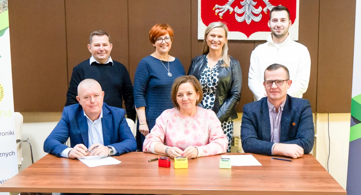 Zdjęcie: dyrektor Zespołu Szkół w Miętnem, Lilla Nawrocka (w środku), podpisała porozumienie z właścicielem firmy Cartex, Grzegorzem Gładyszem (z lewej). Na zdjęciu w towarzystwie Sławomira Więckowskiego, kierownika kształcenia praktycznego (z prawej) oraz Pawła Walickiego (Cartex), wicedyrektor Jolanty Nafalskiej, wicedyrektor Olgi Domańskiej i Mateusza Zuchniaka (Cartex)