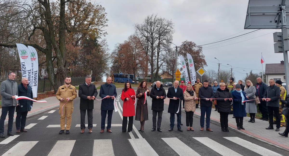 Uroczystości Powiat, Przecięli wstęgę nowej drodze - zdjęcie, fotografia