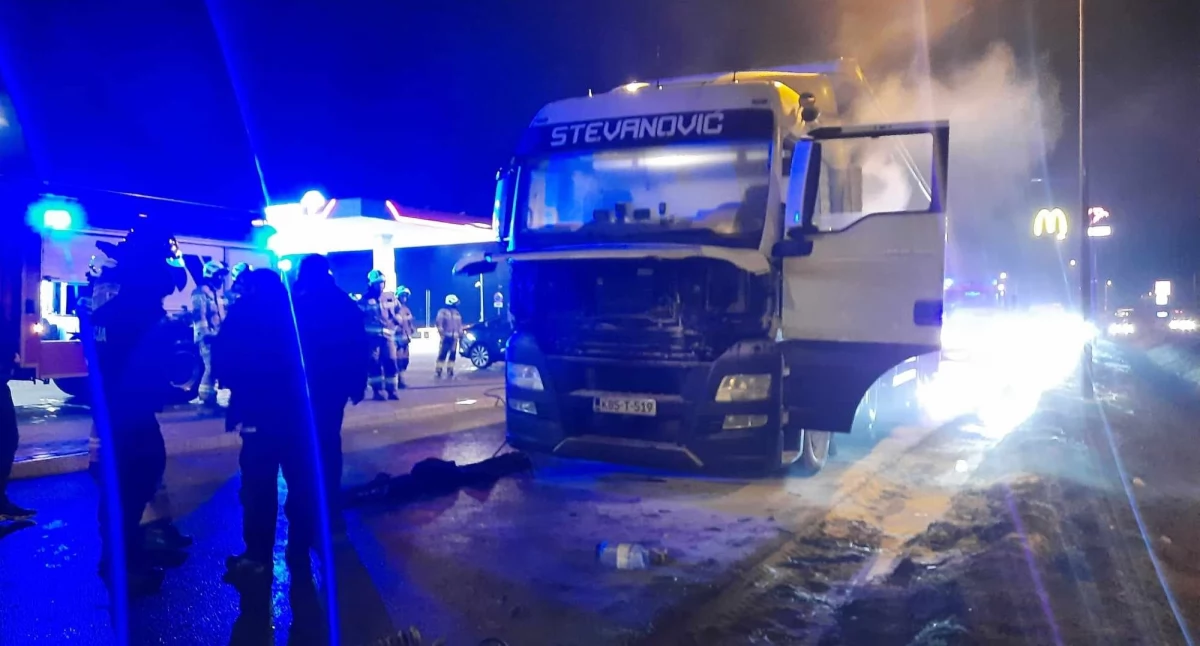 Pożary - interwencje straży, Kolejny pożar ciężarówki Ogień pojawił komorze silnika - zdjęcie, fotografia