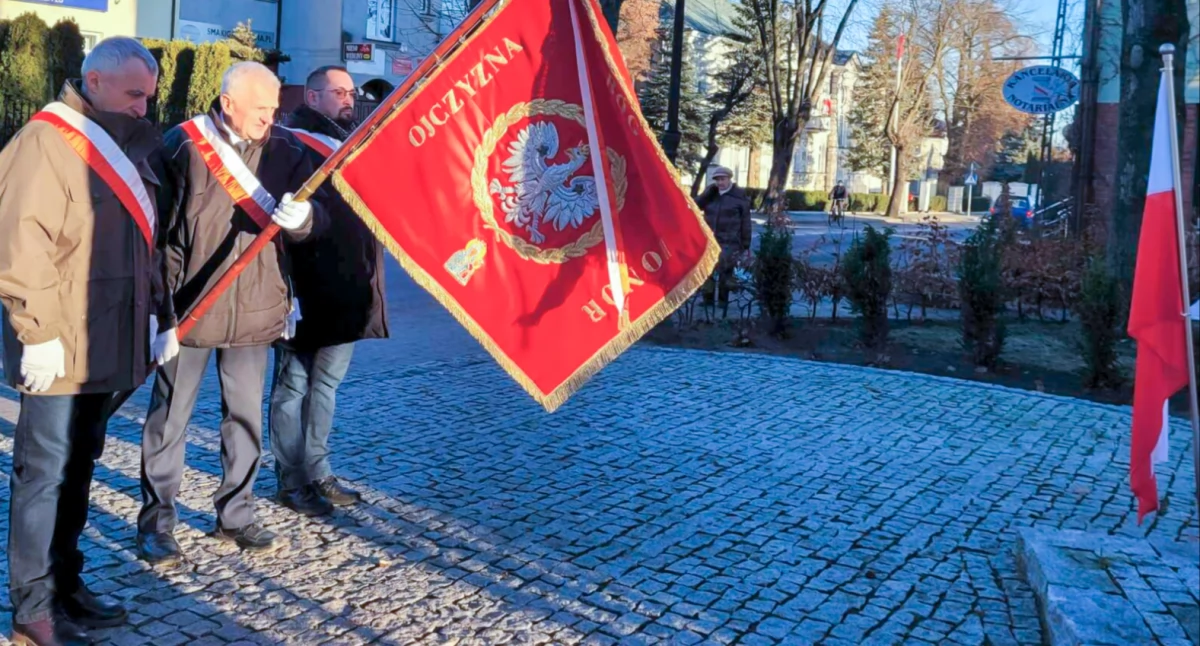 Uroczystości Miejskie, Garwolin uczcił rocznicę wprowadzenia stanu wojennego Świeczak Nadzieja solidarność walki potrafią przetrwać nawet najciemniejsze czasy - zdjęcie, fotografia