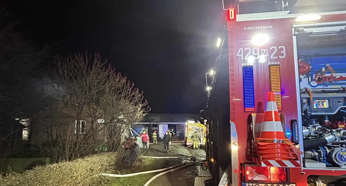 Pożary - interwencje straży, Ponad zwierząt zatruło dymem! Ogromny pożar straty gospodarzy - zdjęcie, fotografia