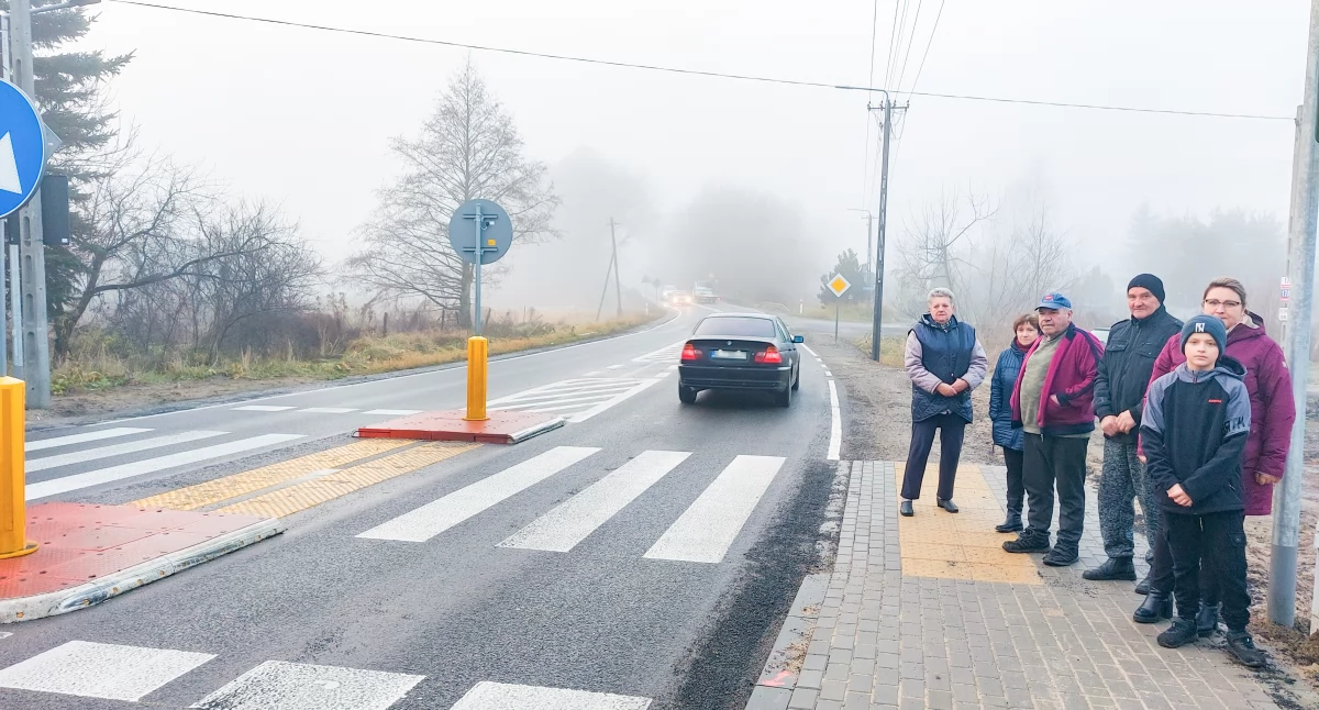 Inne Powiat, bliżej wiaduktu Mieszkańcy protestują - zdjęcie, fotografia