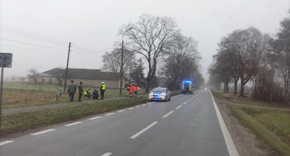 Inne Powiat, Leżący ziemi mężczyzna trafił szpitala - zdjęcie, fotografia