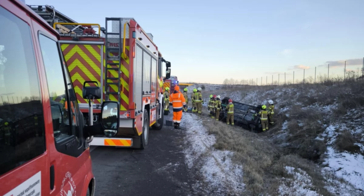 Wypadki drogowe , Kierowca volkswagena wypadł drogi dachował - zdjęcie, fotografia