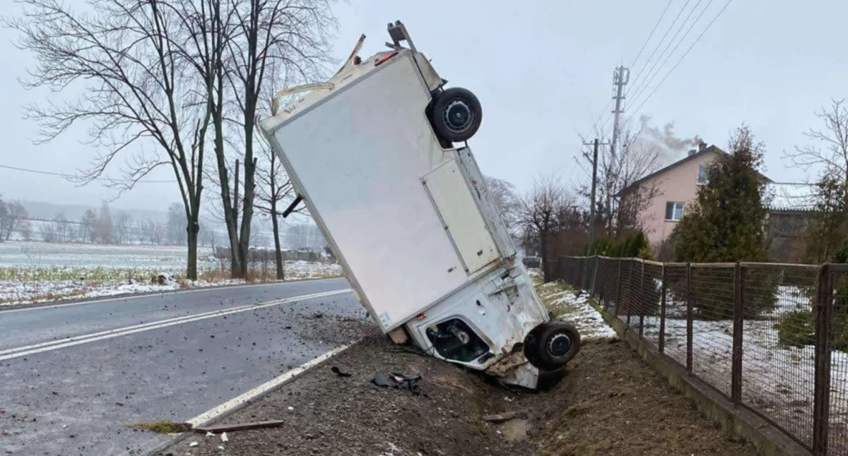 Wypadki drogowe , stanął pionie! Poważny wypadek drodze krajowej! - zdjęcie, fotografia