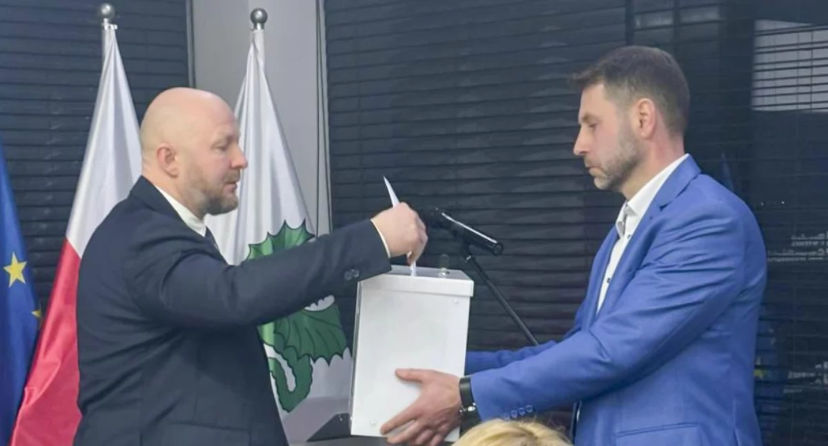 Inne Powiat, Premier dowie wątpliwościach radnych Doszło naruszenia zasad - zdjęcie, fotografia