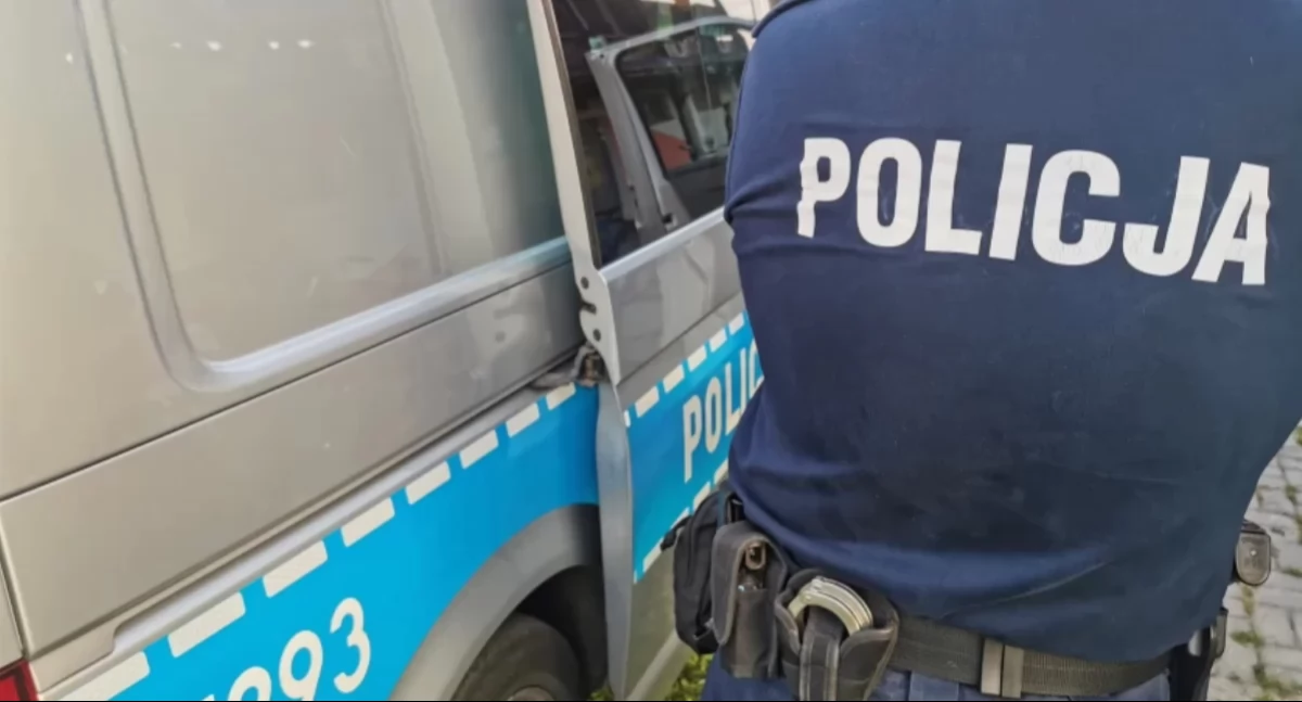 Komunikaty policji , latek zadławił jedzeniem mógł oddychać Pomógł policjant! - zdjęcie, fotografia