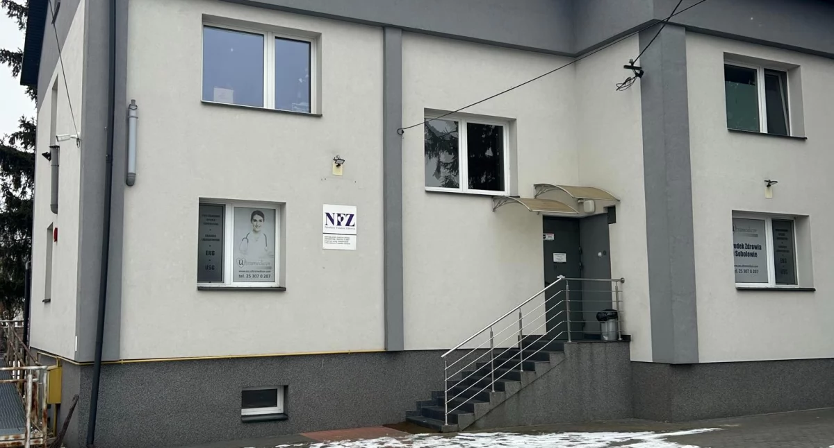 Inne Powiat, dalej budynkiem ośrodka zdrowia - zdjęcie, fotografia