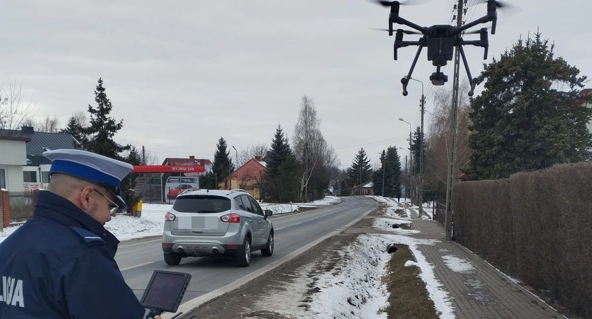 Komunikaty policji , drona obserwowali kierowców pieszych Policyjne działania dwóch miastach - zdjęcie, fotografia